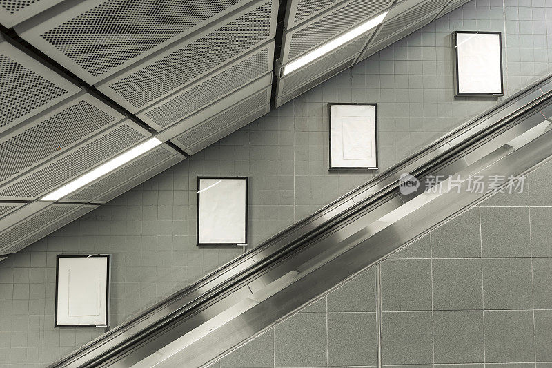 四个大的垂直/纵向方向空白广告牌与自动扶梯背景。